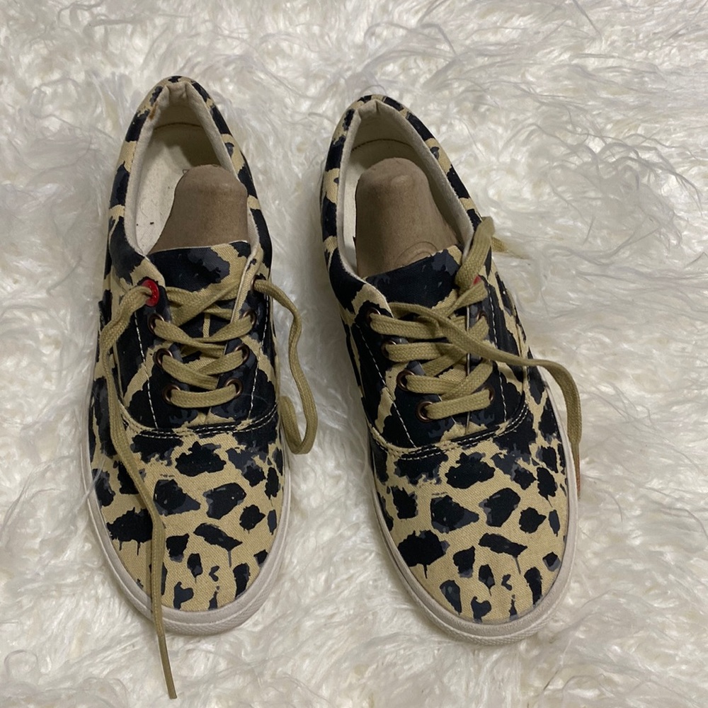 Bucket feet sneakers